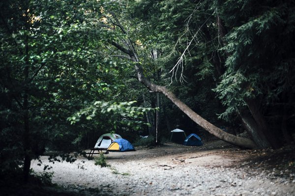 Quels sont les meilleurs conseils pour camper en toute sécurité dans une région de volcans actifs?