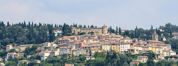 Comment organiser des vacances en Provence avec des ateliers de cuisine et des randonnées guidées?